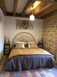 Antully莫尔万塞祖尔旅馆的一间卧室设有一张大床和砖墙