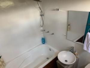 派帕El Bosque de Paipa的浴室配有白色浴缸和水槽