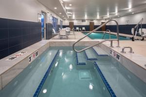 拉皮德城Staybridge Suites Rapid City - Rushmore, an IHG Hotel的游泳池,位于酒店带游泳池的房间内
