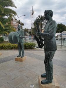 瓜尔达马尔·德尔·塞古拉Oasis Beach juan的吉他手边弹吉他的人的雕像