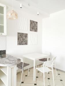 苏梅Manufactura apartments 2的白色的用餐室配有白色的桌椅