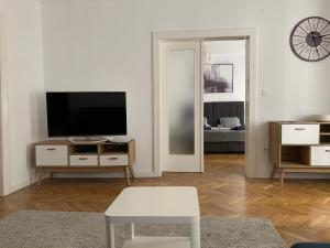 萨格勒布Apartmani SB 42的白色的客厅配有电视和桌子
