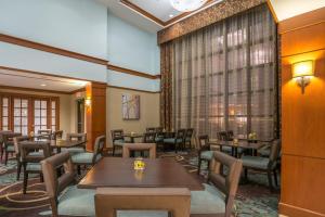 格伦米尔斯布兰迪谷威尔明顿驻桥套房酒店的餐厅设有桌椅和窗户。