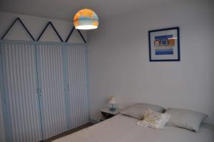 索姆河畔的圣瓦列里Le Nid de Val'Ry的一间卧室配有一张床和一盏灯