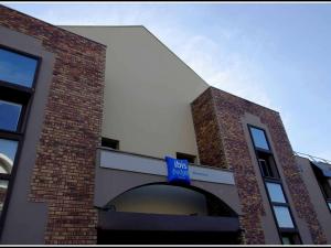 安纳马斯安纳马斯日内瓦宜必思快捷酒店的建筑的侧面有蓝色标志