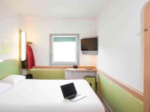 里昂东夏敦耐宜必思快捷酒店客房内的一张或多张床位