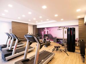 库里提巴美居库里提巴巴特尔酒店的健身房里装有一堆跑步机