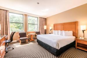 温哥华张艾嘉酒店的配有一张床和一张书桌的酒店客房