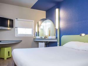 锡斯特龙宜必思快捷酒店客房内的一张或多张床位