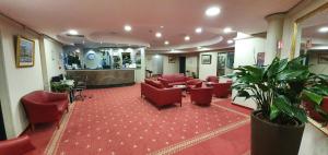 比耶拉欧罗巴酒店 的大堂设有红色椅子和等候室