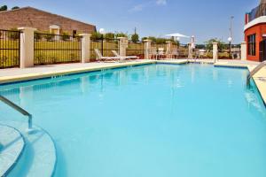 塞尔玛塞尔马智选假日套房酒店的蓝色海水大型游泳池