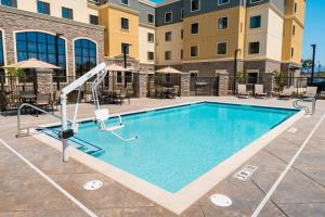 纽瓦克Staybridge Suites - Newark - Fremont, an IHG Hotel的酒店游泳池设有桌椅