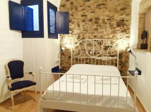 兰卡Casa de pescadores的卧室配有白色的床和椅子