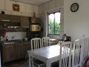 波梅罗迪bei Mot的厨房配有桌椅、桌子和窗户。