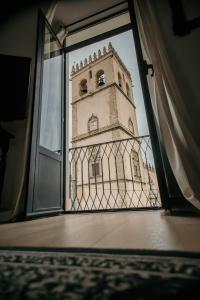 巴达霍斯Casa da Catedral Ramona的透过窗户可欣赏到钟楼的景色