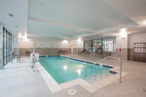 辛辛那提Holiday Inn Hotel & Suites Cincinnati Downtown, an IHG Hotel的一座带游泳池的大建筑中的游泳池