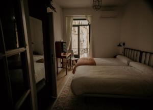 巴达霍斯Casa da Catedral Ramona的一间卧室设有两张床和窗户。