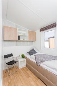 PressathFidelios Appartements的卧室配有床、椅子和窗户。