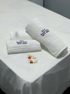 巴雷拉斯Hotel Morada Nobre的一张带毛巾和牙膏管的白色床
