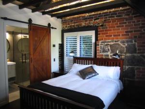 The Stables Dunedin客房内的一张或多张床位