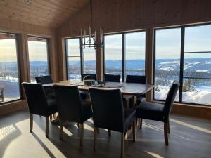 高尔Løstegård Hytter的一间带桌椅和窗户的用餐室