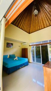 乌鲁瓦图攀达瓦海滩民宿酒店的一间位于客房内的蓝色床卧室