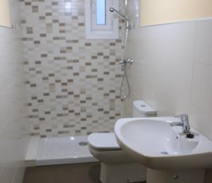 萨达Piso en Sada的白色的浴室设有卫生间和水槽。