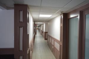 卡尔加里机场旅客酒店的医院的门厅,有长长的走廊