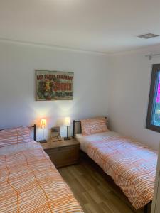 Willunga威朗加葡萄与橄榄旅馆的卧室配有两张床,墙上有标志
