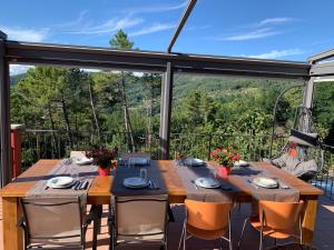 萨尔扎纳Villa Emozione的甲板上配有桌椅的用餐室