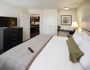 俄克拉何马城Candlewood Suites Oklahoma City - Bricktown, an IHG Hotel的卧室配有一张大白色床和电视。