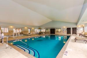 格兰福克大福克斯驻桥套房酒店的一座蓝色海水的大型游泳池