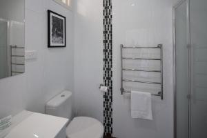 蒂默特梅里韦尔汽车旅馆 的白色的浴室设有卫生间和淋浴。