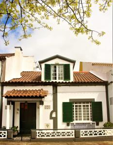 富尔纳斯CASA INTI / INTI HOUSE FURNAS的白色的百叶窗度假屋