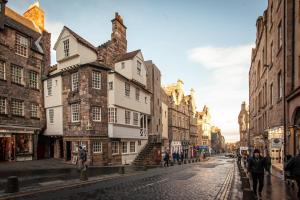 爱丁堡Holiday Inn Express Edinburgh – Royal Mile, an IHG Hotel的一条城市街道,街道上有许多建筑,人们在街上行走