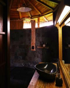 Kidem Ubud Villas的一间浴室
