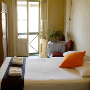 TemoraShamrock Hotel Motel Temora的一间卧室配有一张带桌子和窗户的床