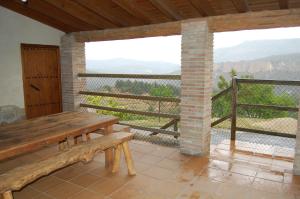 内尔皮奥Casa rural Tio Juan的门廊设有木凳和景观阳台