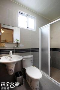 台东鐵花國小民宿的浴室配有卫生间、盥洗盆和淋浴。