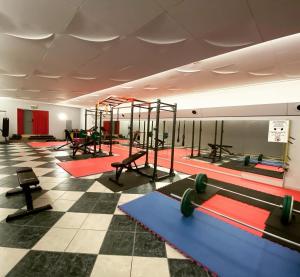 圣乔瓦尼·罗通多帕可德莱罗希酒店的健身房,配有一排普拉提设备