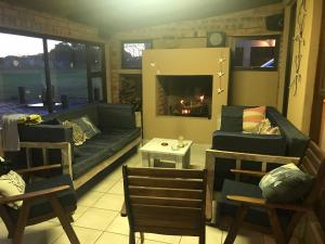 索德瓦纳湾Sibiya Guest House的带沙发和壁炉的客厅