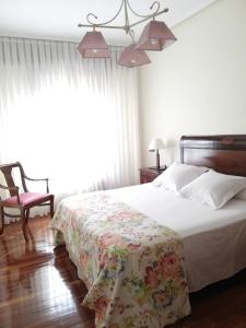 巴拉卡Apartamento Tellería con parking gratis的一间卧室配有一张带花卉床罩的床