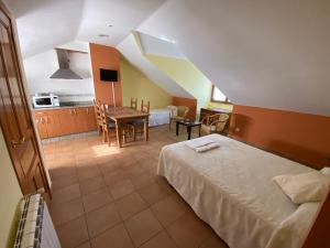 莫利纳塞卡埃尔奥诺旅馆的一间卧室配有一张床铺和一张桌子,还设有一间厨房