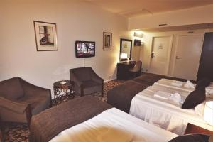利丁厄阿里斯顿酒店的酒店客房,配有两张床和椅子
