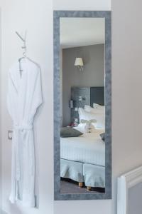 奥尔南古斯塔夫表酒店的镜子,床和浴袍
