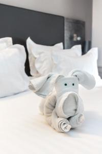 奥尔南古斯塔夫表酒店的一只塞满了大象的睡床上