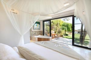 阿拉恰特阿拉卡提卡帕里酒店 - 特殊类别的一间卧室设有一张床和一个大窗户