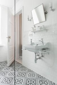 奥斯坦德因特迪特住宿加早餐旅馆的白色的浴室设有水槽和镜子