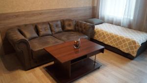 希奥利艾Sweet Apartments的客厅配有棕色沙发和桌子