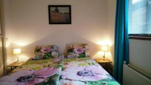 皮滕Modern en compleet chalet 22-15的一间卧室,床上放着鲜花